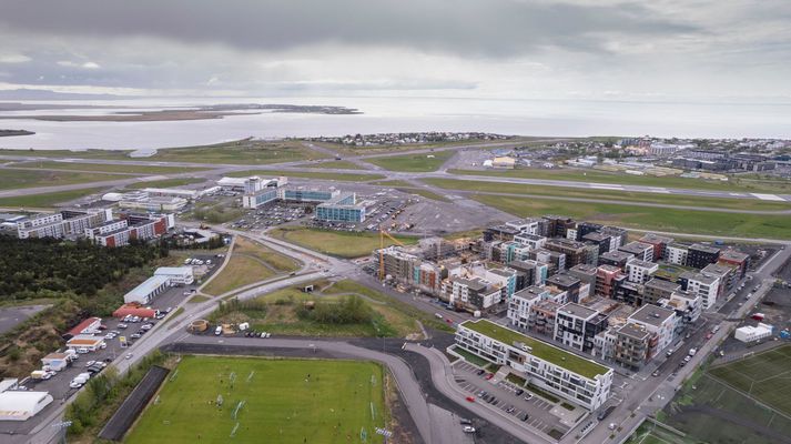 Séð yfir Reykjavíkurflugvöll. Til hægri má sjá Hlíðarendahverfið sem Reykjavíkurborg skipulagði með þeim hætti að ein af flugbrautum vallarins varð ónothæf.