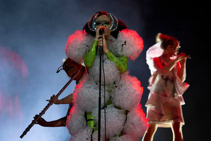 Tónlistarkonan Björk sló í gegn á tónleikum í Los Angeles í gær.