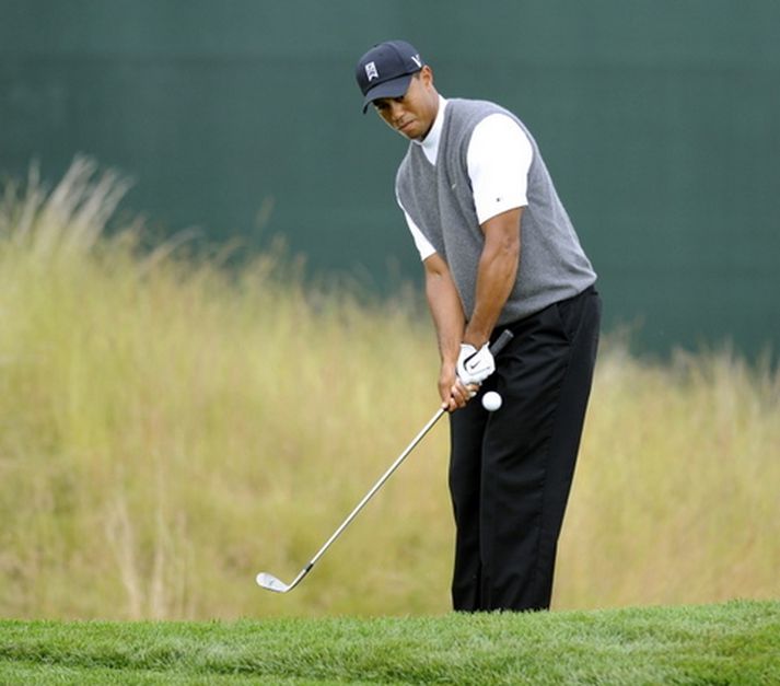 Tiger Woods lenti í vandræðum í gær.