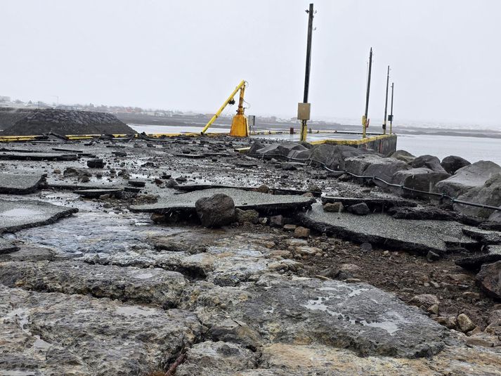 Miklar skemmdir urðu á bryggjunni í Vogum í óveðrinu um helgina.