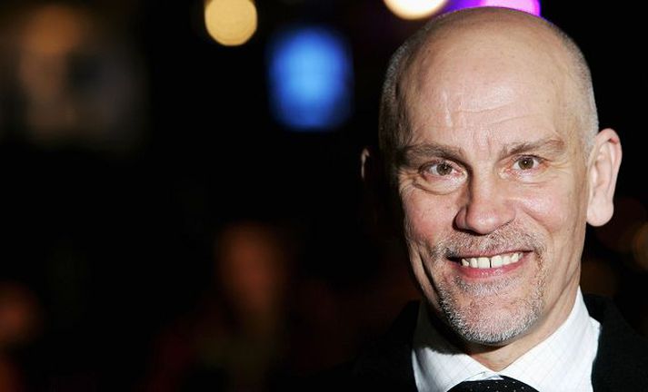 Leikarinn John Malkovich ætlar að gera heimildarmynd um ólöglega innflytjendur í Bandaríkjunum.