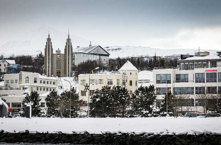 Flutningaskipið sem hinn slasaði var staddur á var á leið inn til Akureyrar. 