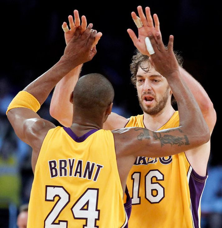 Kobe Bryant og Pau Gasol í leiknum í nótt.