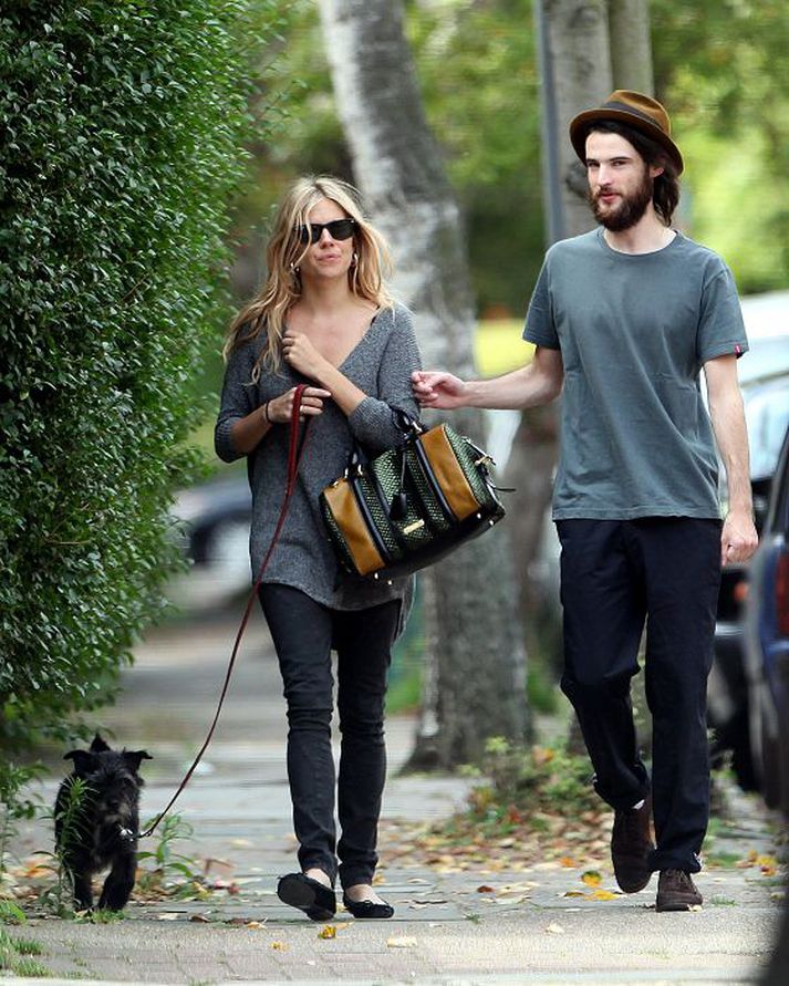 eignuðust stúlku Sienna Miller og unnusti hennar Tom Sturridge eignuðust dóttur um helgina.Nordicphotos/getty