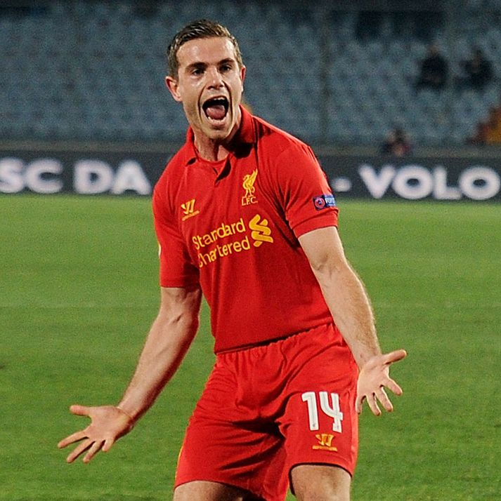 Jordan Henderson skaut Liverpool áfram og fagnar því hér.