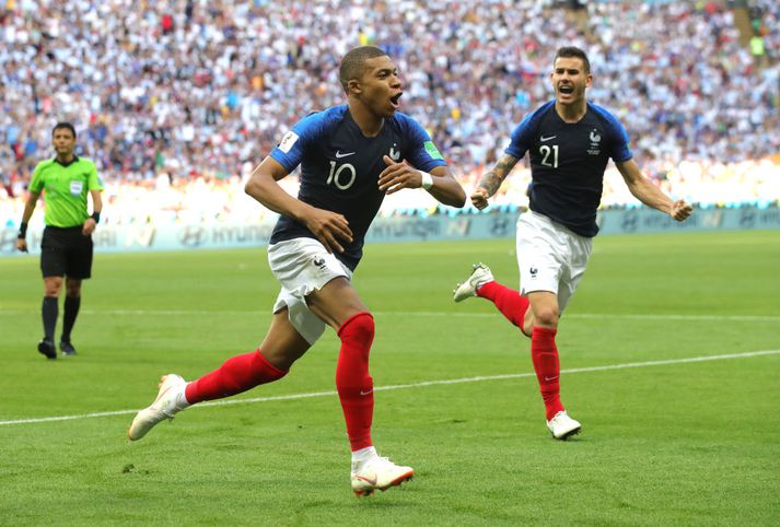 Mbappe fagnar öðru marka sinna í gær