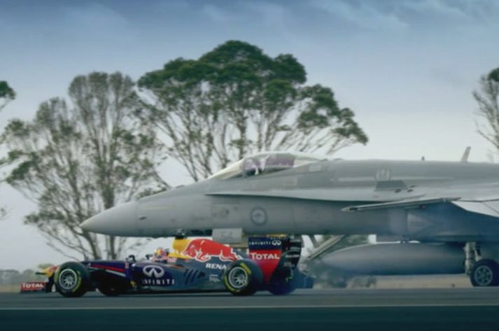 Red Bull bíll Daniel Ricciardo gegn herþotunni.