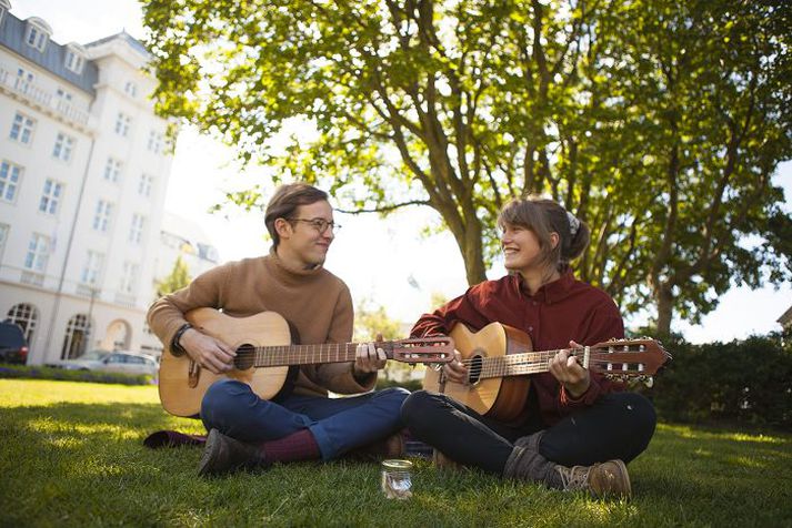 Þorbjörg og Jack Steadman flytja smelli Bombay Bicycle Club í bland við frumsamið efni Þorbjargar á Hressó annað kvöld.