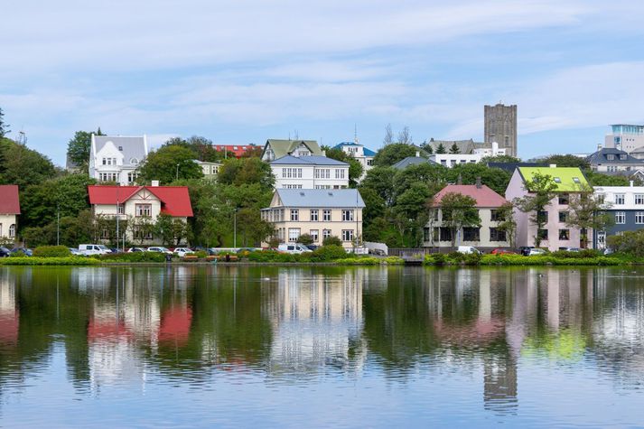 Hiti á landinu verður á bilinu tólf til 22 stig að deginum og hlýjast sunnanlands.