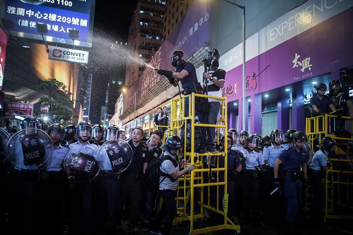 Mótmælin í Hong Kong standa enn og þurfti lögreglan meðal annars að nota piparúða til að hafa tök á aðstæðum.