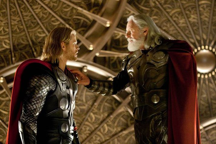 Chris Hemsworth og Anthony Hopkins leika Þór og Óðin í hasarmyndinni Thor.
