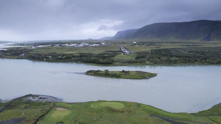 Hér er brúarstæðið. Nýja brúin er fyrirhuguð um Efri-Laugardælaeyju sem sést hér fyrir miðri mynd.