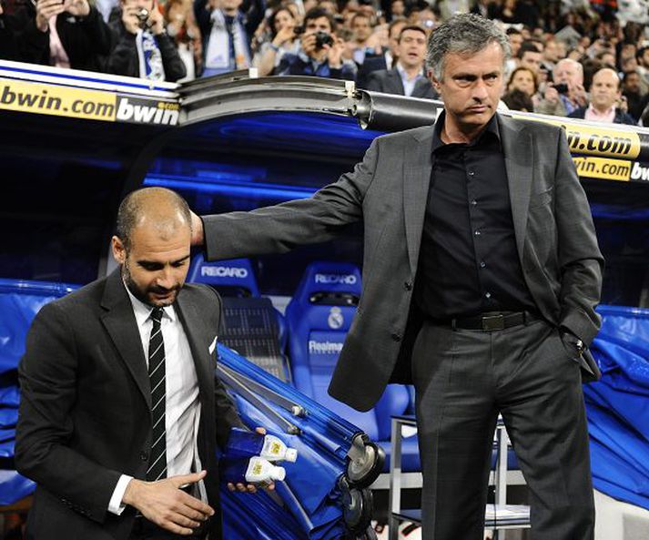 Pep Guardiola og José Mourinho heilsast fyrir leik Barcelona og Real Madrid um helgina.nordicphotos/afp