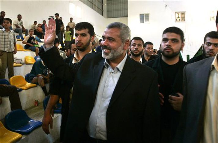 Ismail Haniyeh, forsætisráðherra palestínsku heimastjórnarinnar, á ferð um Gasaborg í vikunni.