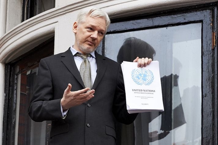 Julian Assange á svölum sendiráðs Ekvador í London.