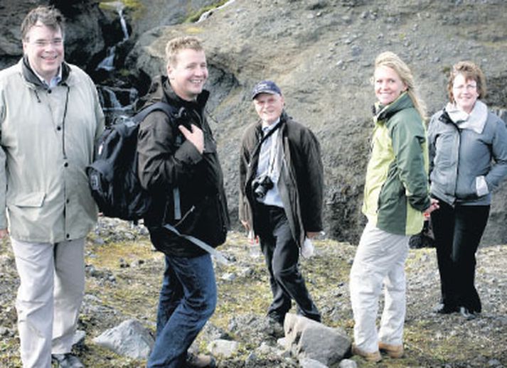 Geir H. Haarde segir vissulega eftirsjá að því landi sem fer undir þegar vatni verður hleypt í Hálslón.
Efnahagsleg áhrif framkvæmdanna vegi hins vegar þyngra. Hér má sjá Ómar Ragnarsson leiða hópinn í gönguferð um Kringilsárrana.