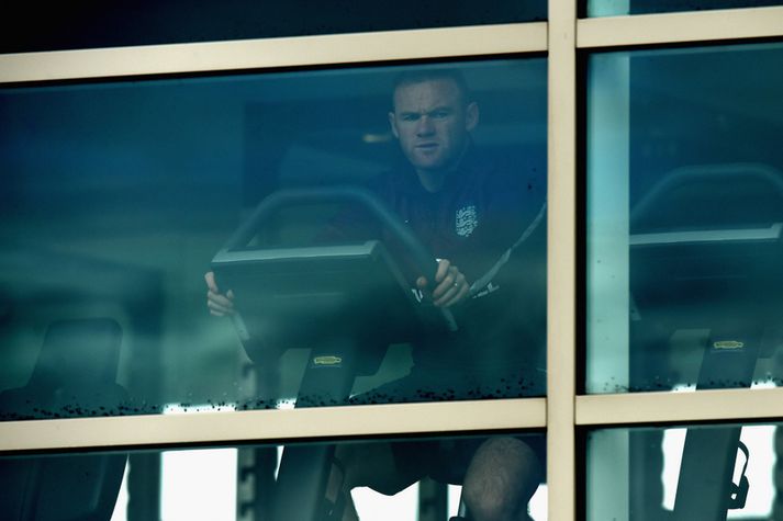 Rooney fylgist með æfingu samherja sinna í enska landsliðinu í gær.