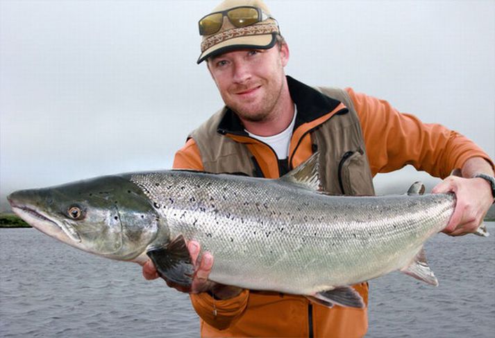 Nils Folmer Jörgensen með stórlaxinn á Hrauni