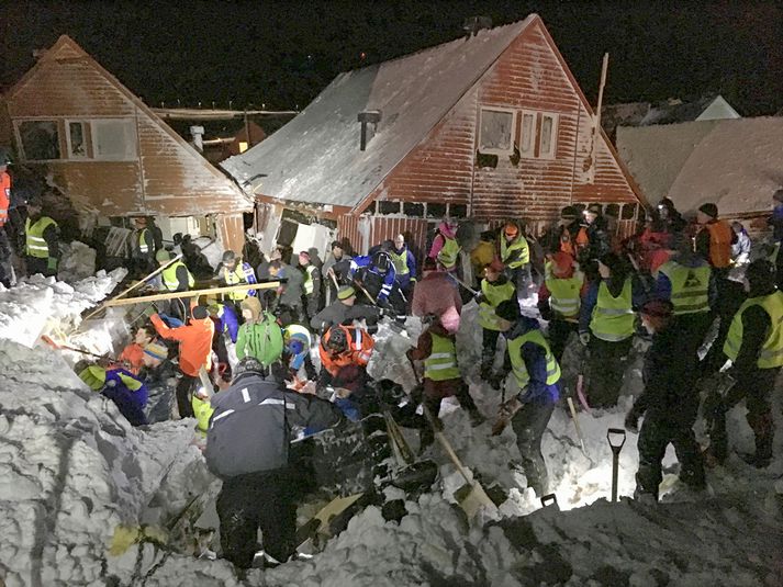 Frá björgunaraðgerðum í Longyearbyen á Svalbarða.