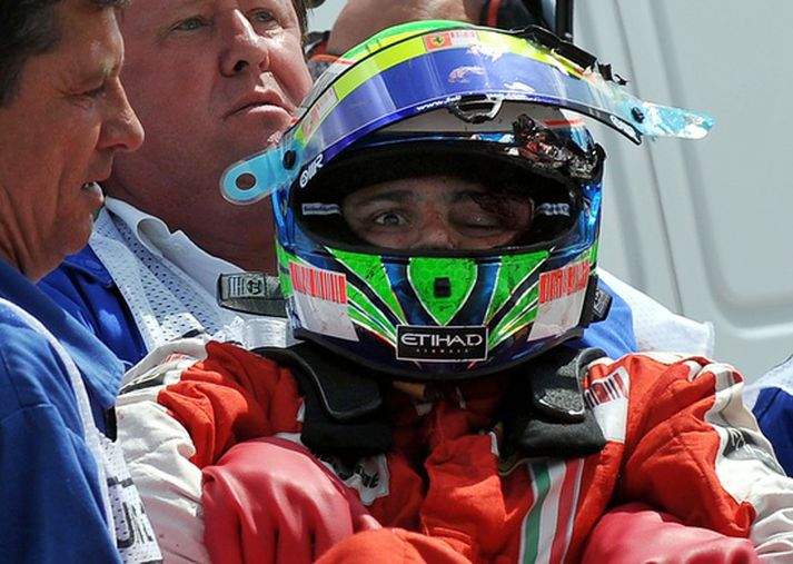 Felipe Massa er hér í höndum sjúkraflutningsmanna skömmu eftir slysið á laugardaginn.