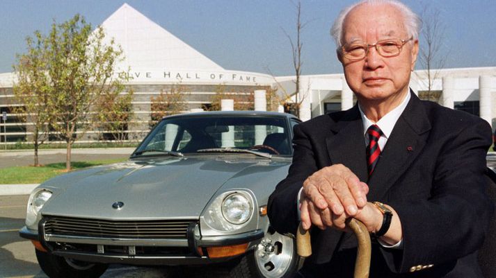 Yutaka Katayama fyrir framan Datsun Z bíl.