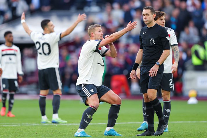 Matthijs de Ligt bendir David Coote dómara hér réttilega á það að boltinn fór í hendi leikmanns West Ham fyrir meint brot.