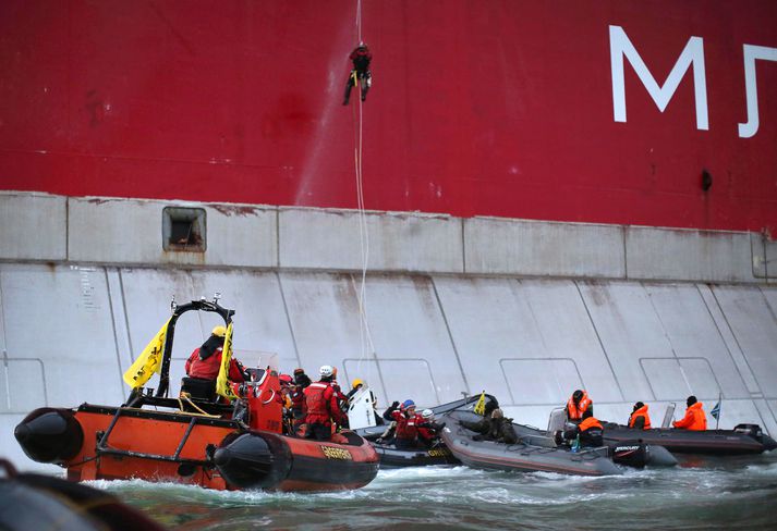 Meðlimir Greenpeace við olíuborpallinn í fyrradag.