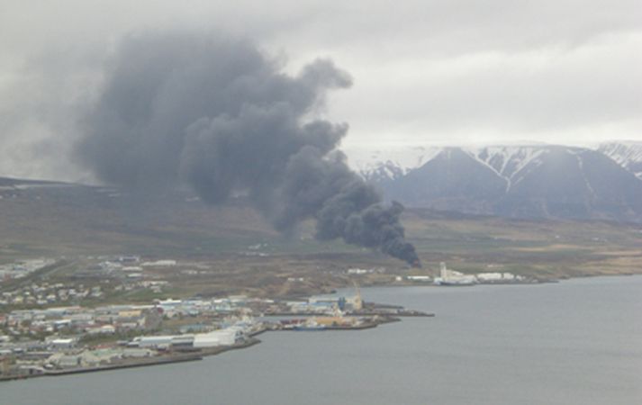 Á myndinni má sjá reykjarmökkinn.