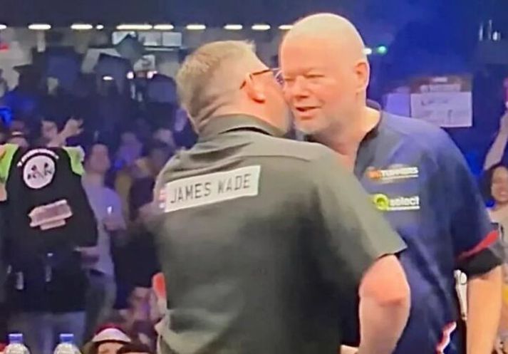 James Wade kyssir Raymond van Barneveld.