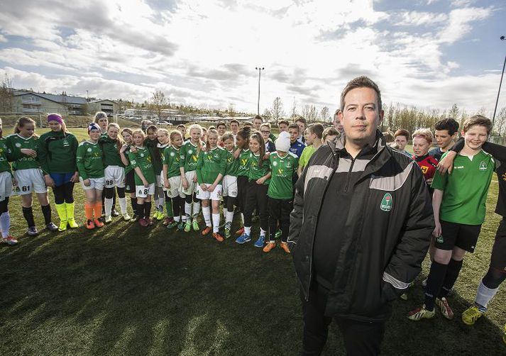 Daði Rafnsson, yfirþjálfari yngri flokka hjá Breiðabliki, sést hér í gær í góðum hópi krakka sem æfa með Breiðabliki.