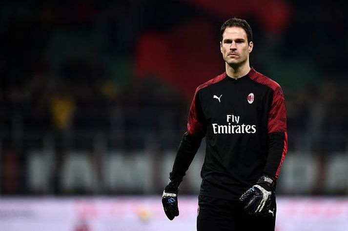 Asmir Begovic er á láni hjá AC Milan á Ítalíu.