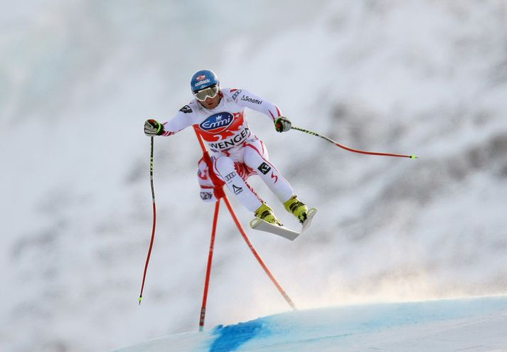 Svissneski skíðamaðurinn Georg Streitberger féll illa í brunkeppni á heimsbikarmótinu í  Chamonix á laugardag.