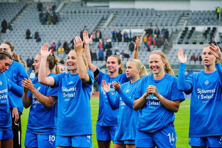 Íslenska kvennalandsliðið í fótbolta fagnar EM-sætinu eftir frækinn sigur á Þýskalandi á Laugardalsvelli í sumar, 3-0.