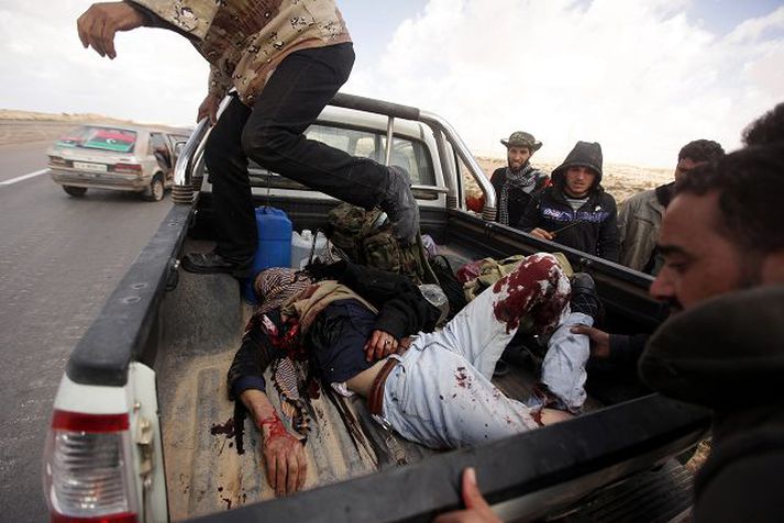 Uppreisnarmenn sóttu að stjórnarher Líbíu við bæinn Ajdabiya í gær, en hörfuðu aftur eftir harða mótspyrnu stjórnarhersins. Nordicphotos/AFP