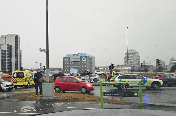 Áreksturinn átti sér stað á Kringlumýrarbraut við gatnamótin við Hamrahlíð síðastliðinn mánudag.