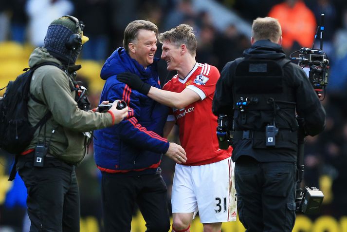 Louis van Gaal fagnar sigri með Bastian Schweinsteiger um helgina.