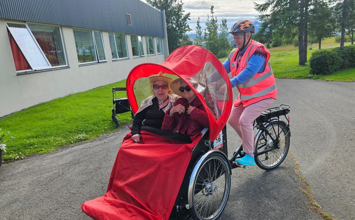 Ingigerður Sigríður Júlíusdóttir, hjólari og starfsmaður á Dalbæ að leggja af stað í hjólatúr með vinkonurnar í kerrunni.