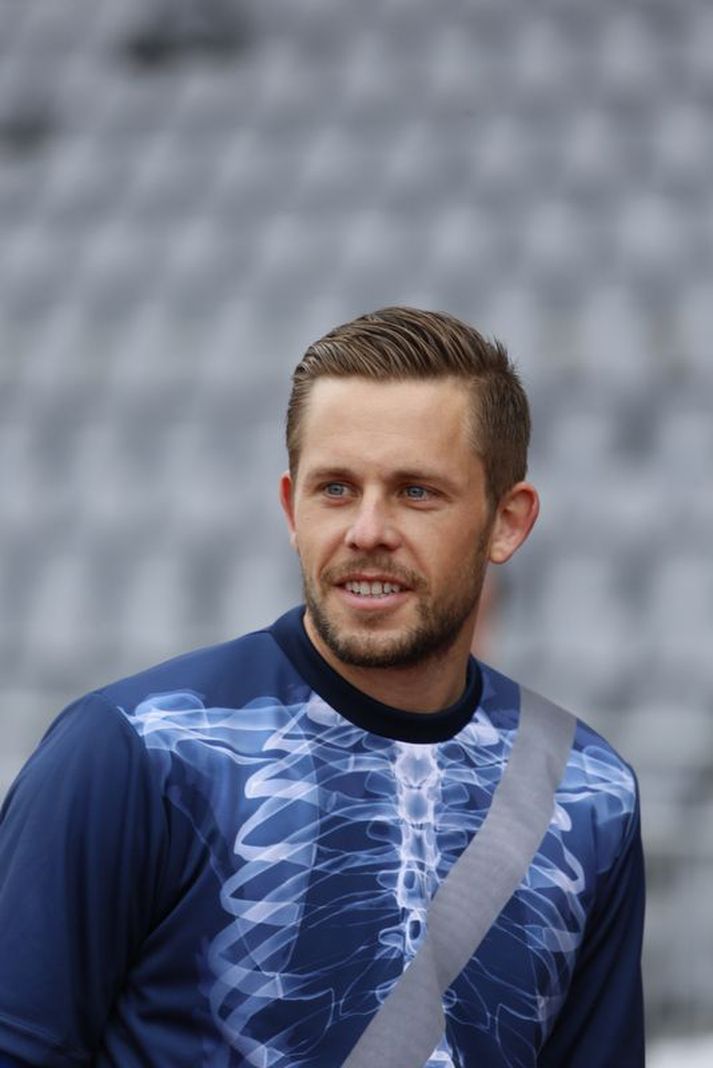 Gylfi Þór Sigurðsson í bílbeltabolnum sem strákarnir hafa skartað á æfingum liðsins í vikunni.