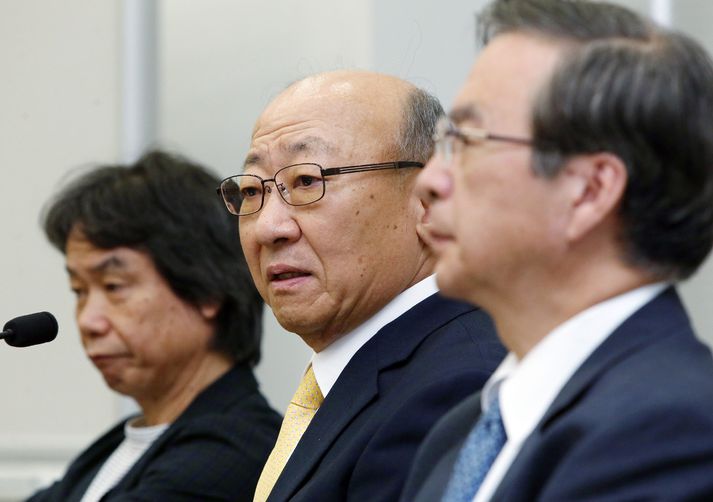 Tatsumi Kimishima, nýr forstjóri Nintendo, ræðir hér við fjölmiðla á við opnun hlutabréfamarkaðarins í Osaka í morgun. Kimishima situr í miðjunni en vinstra megin á myndinni er frægasti leikjahönnuður Nintendo, Shigeru Miyamoto.