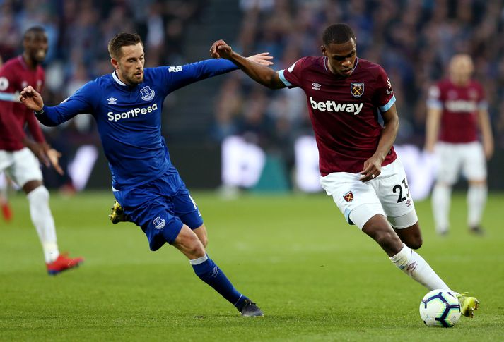 Gylfi í baráttu við Issa Diop, varnarmann West Ham.